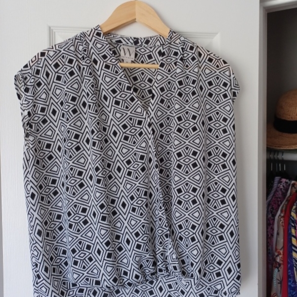 Ladies Black & White Geometric Sleeveless Blouse (Size PL)